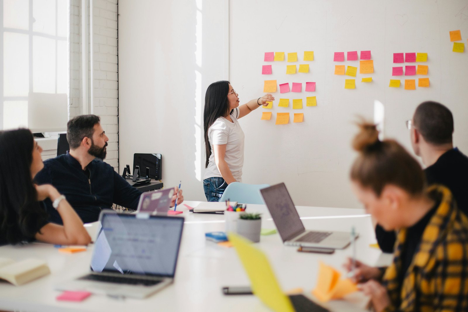 Equipo de trabajo en una sesión de formación en inteligencia artificial